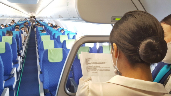 에어부산 무착륙 비행 프로그램에 참가한 학생이 기내 방송 체험을 진행하고 있다. (사진=에어부산)