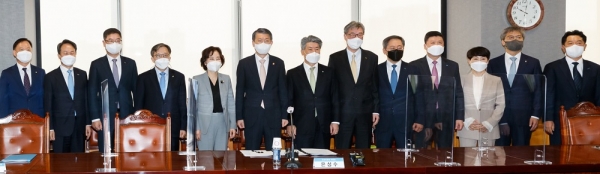 (왼쪽부터) 이태희 전북은행 부행장, 진옥동 신한은행장, 성경식 부산은행 부행장, 최성일 금감원 부원장, 김은경 금감원 금융소비자보호처장, 은성수 금융위원장, 윤종원 IBK기업은행장, 허인 KB국민은행장, 박성호 하나은행장, 권광석 우리은행장, 이수경 NH농협은행 부행장, 김경환 SC제일은행 부행장, 이호형 은행연합회 전무가 1일 서울 명동 은행회관에서 열린 은행장 간담회에서 기념사진을 찍고 있다. (사진=금융위원회)