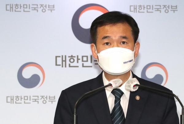 이건리 국민권익위원회 부위원장이 1일 정부서울청사에서 더불어민주당으로부터 부동산 전수조사 요청서를 접수받아 민주당 소속 국회의원 175명과 그 배우자 및 직계 존·비속에 대한 부동산 거래 위법 사항 등을 조사할 계획이라고 발표하고 있다.(사진=연합뉴스)