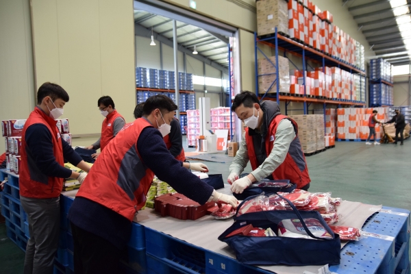 지난달 30일 LG유플러스 임직원들이 희망브리지 파주 물류센터에서 긴급구호키트를 제작하고 있는 모습. (사진=LG유플러스)