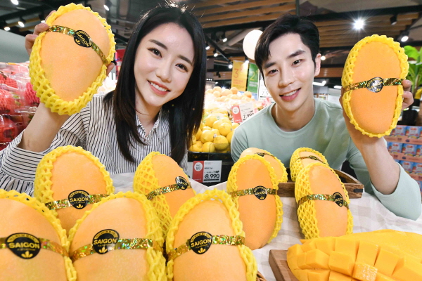 2일 서울 강서구 홈플러스 강서점에서 모델들이 베트남 킹·퀸 망고를 선보이고 있다.(사진=홈플러스)