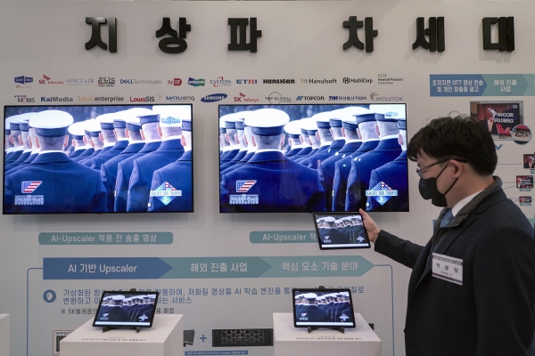 박경모 캐스트닷에라 CTO가 2일 제주 호텔난타에서 5G-ATSC3.0 융합 방송서비스를 시연하고 있다. (사진=SK텔레콤)