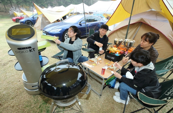 지난 3일~4일 강원도 원주시 오크글램핑캠핑장에서 열린 KT 디지코 캠핑 1차 참여자들의 모습. (사진=KT)