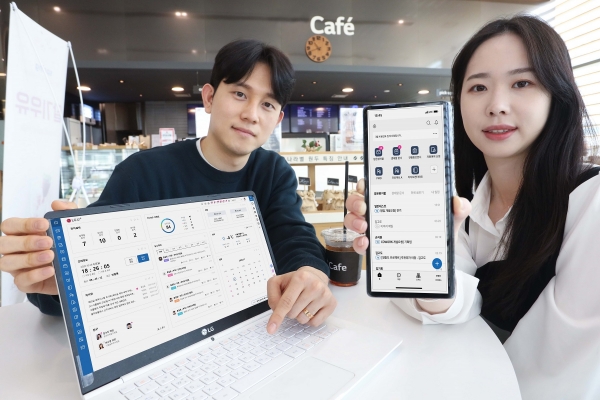 LG유플러스 모델들이 개편된 'U+웍스'를 소개하는 모습. (사진=LG유플러스)