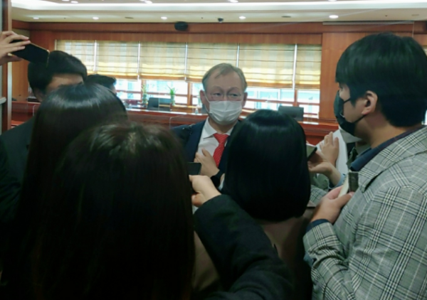 정영채 NH투자증권 사장(가운데)이 기자들의 질문에 답하고 있다.(사진=남궁영진 기자)