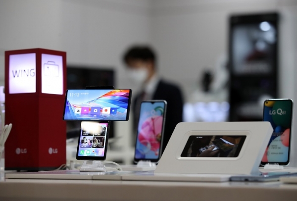 LG전자가 5일 모바일사업을 종료하기로 최종적으로 결정했다. 사진은 이날 서울 시내 한 LG전자 매장 내 진열된 LG전자 스마트폰.