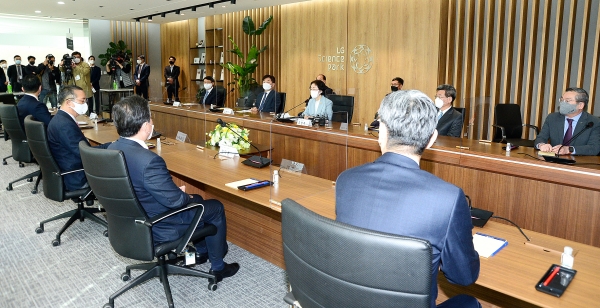 조성욱 공정거래위원장이 8개 대기업집단 단체급식 일감 개방 간담회에서 발언하고 있다. (사진=공정거래위원회)