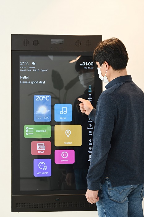 LG전자 직원이 경기도 판교에 있는 'LG 씽큐 홈'에서 스마트미러를 활용해 KT 기가지니가 제공하는 인공지능 서비스를 이용하고 있다. (사진=LG전자)