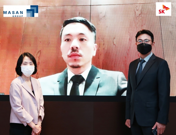 박원철 SK동남아투자법인 대표(오른쪽)과 권혜조 부사장(왼쪽)이 6일 서울 종로구 SK서린빌딩에서 대니 레(Danny Le) 마산그룹 CEO(가운데)와 화상으로 빈커머스 투자 계약을 체결한뒤 기념 촬영을 하고 있다. (사진=SK)