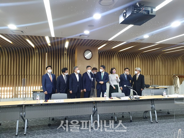 6일 서울 종로구 광화문 생명보험협회 교육문화센터에서 은성수 금융위원장과 보험회사 대표 간담회가 열렸다. 오른쪽부터 김기환 KB손해보험 대표, 변재상 미래에셋생명 대표, 조지은 라이나생명 대표, 은성수 금융위원장, 최영무 삼성화재 대표, 권중원 흥국화재 대표. (사진=서울파이낸스)