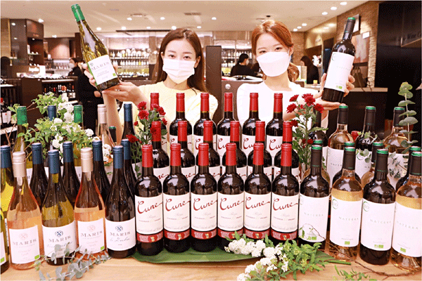 7일 서울 소공동 롯데백화점 본점 지하 1층에서 모델들이 유기농 와인 7종을 소개하고 있다. (사진=롯데백화점)  