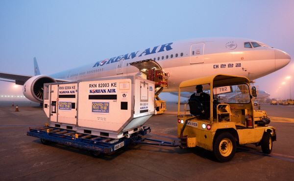 코로나19 백신 모형이 담긴 특수제작 컨테이너를 항공기로부터 하기하는 모습. (사진=대한항공)
