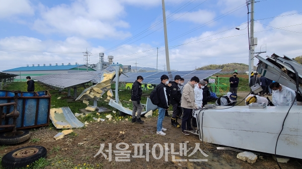 충남 홍성의 한 태양광 발전소에서 화재사고가 발생한 ESS를 합동조사단이 조사하고 있다. ESS 폭발로 인해 사진 왼쪽의 경운기가 쓰러지고 시설물이 날아가 태양광 패널을 파손했다. (사진=박시형 기자)