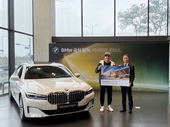 BMW 바바리안 모터스가 SSG 랜더스 추신수 선수에게 'BMW 745Le PHEV' 차량을 후원했다. (사진= BMW 바바리안 모터스)