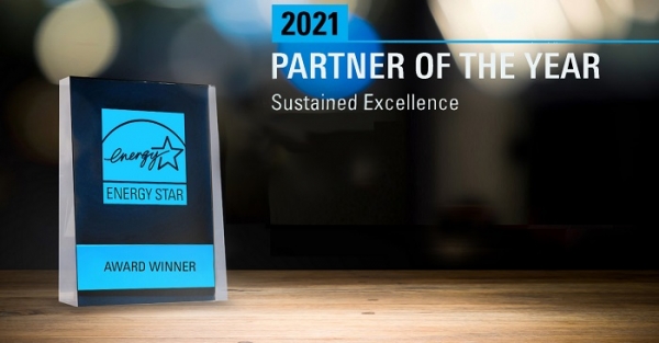 '2021 에너지스타상'의 정기 어워드 최고 등급인 '지속가능 최우수상' 로고와 상패 이미지 (사진=삼성전자)