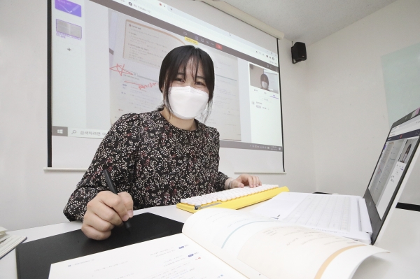 태인교육의 '파인듀' 서비스를 이용하는 학원에서 강사가 KT 랜선에듀 서비스를 통해 실시간 화상 수업을 진행하는 모습. (사진=KT)