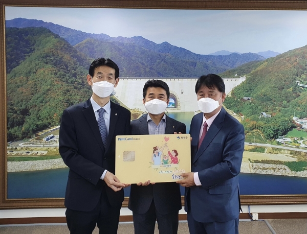 (왼쪽부터) 정종욱 NH농협카드 회원추진부사장, 이수희 농협은행 화천군지부장, 최문순 화천군수가 지역화폐 화천사랑 체크카드 출시 행사에 참석해 기념 촬영을 하고 있다. (사진=NH농협카드)