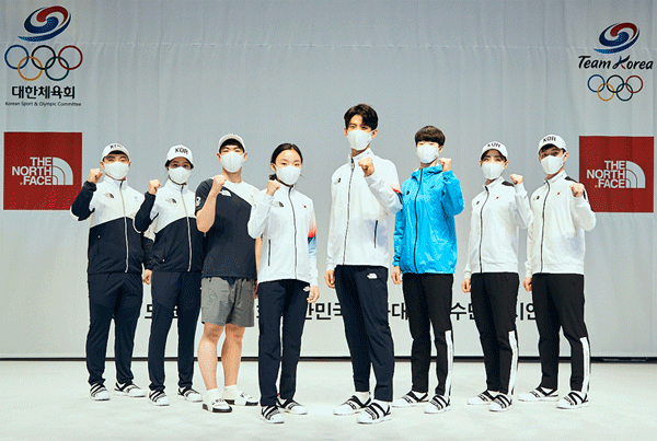 영원아웃도어는 14일 오후 충북 진천군 광혜원면 진천선수촌에서 열린 '도쿄올림픽 G-100' 행사를 통해 대한민국 국가대표 선수단(팀코리아) '공식 단복'을 공개했다. (사진=영원아웃도어) 