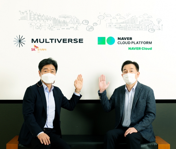 경기도 분당 SK-u타워에서 이기열 SK㈜ C&C 디지털플랫폼총괄(왼쪽)과 김태창 네이버클라우드 사업총괄이 '디지털 신사업 개발 업무 협약(MOU)' 체결 후 기념촬영 하는 모습. (사진=SK㈜ C&C)