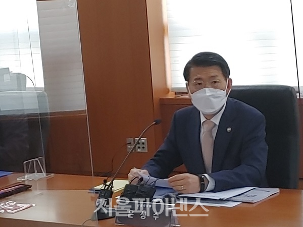 은성수 금융위원회 위원장이 15일 서울 여의도에서 열린 간담회에서 모두발언을 하고 있다.(사진=박조아 기자)