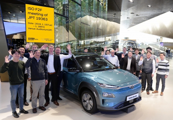 현대모터스튜디오 고양에서 열린 'ISO 전기차 무선충전 국제표준화 회의'에 참가한 전문가들이 회의를 진행 했다. (사진=현대자동차)