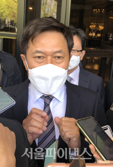 박정호 SK텔레콤 사장이 15일 서울 여의도 켄싱턴호텔에서 열린 '농어촌 5G 공동이용 계획 발표' 행사에 앞서 기자들과 만나 질문에 답변하고 있다. (사진=이호정 기자)