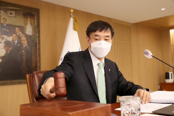 이주열 한국은행 총재가 15일 오전 서울 중구 한국은행에서 열린 금융통화위원회 본회의에서 회의를 주재하며 의사봉을 두드리고 있다. (사진= 한국은행)