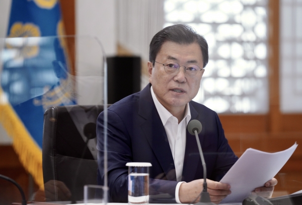 문재인 대통령이 15일 정와대에서 열린 확대경제장관회의에서 발언하고 있다. (사진=연합뉴스)