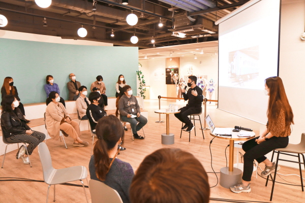 강연을 진행중인 이재규 감독. (사진=게임빌)