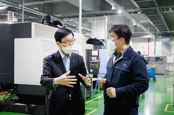 방문규 수은 행장(왼쪽)이 지난 14일 오후 경기도 이천시에 있는 반도체 소재기업 디에스테크노를 방문해 정연웅 디에스테크노 본부장과 대화를 나누고 있다. (사진=한국수출입은행)
