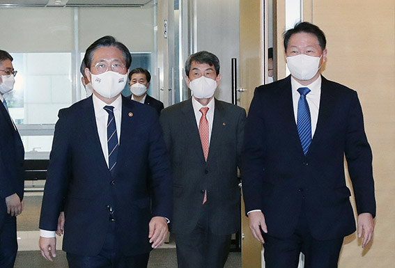 성윤모 산업통상자원부 장관(왼쪽)과 최태원 대한상공회의소 회장(오른쪽)이 산업부문의 탄소중립의 민·관 협력을 주도할 콘트롤타워 '탄소중립 산업전환 추진위원회' 출범식에 참석하기 위해 이동하고 있다. (사진=산업통상자원부)