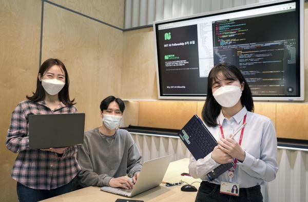 SK텔레콤은 비즈니스 현장 중심의 연구과제를 통해 인공지능(AI) 분야 미래 인재들을 육성하는 'SKT AI 펠로우십' 3기 지원자를 모집한다고 18일 밝혔다. (사진=SK텔레콤)