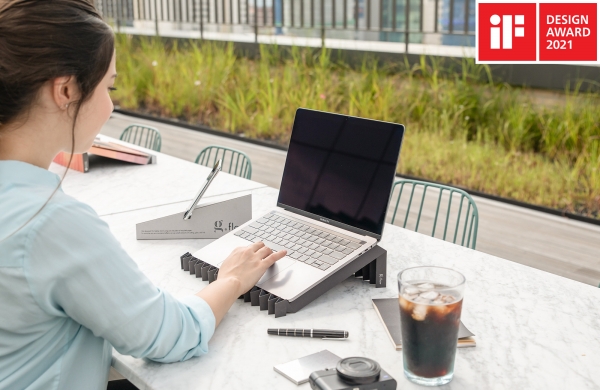 그레이프랩이 친환경 노트북 거치대 지플로우로 독일 iF 디자인 어워드 본상을 수상했다. (사진=SK이노베이션)