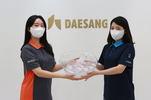 대상 직원들이 폐페트병을 활용한 유니폼을 착용하고 있다. (사진=대상)