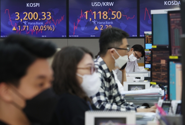 서울 중구 하나은행 딜링룸에서 직원들이 업무를 보고 있다. (사진=연합뉴스)