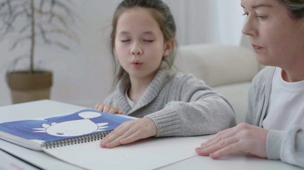 센시는 AI 기반 시각장애인용 점자 변환 소프트웨어 개발 회사로, 서적에 있는 글자는 물론 이미지와 복잡한 수식도 점자로 전환해주는 알고리즘을 구현했다. (사진=SK텔레콤)