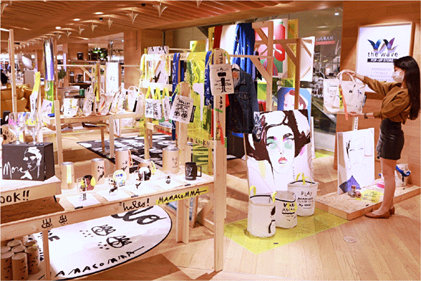 20일 서울 중구 소공동 롯데백화점 본점 8층 '마마콤마' 임시 매장에서 한 여성이 가방을 살펴보고 있다. (사진=롯데백화점) 