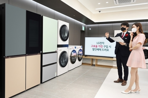 LG전자는 한국전력의 '고효율 가전제품 구매비용 지원사업'에 적극 동참하며, 이와 별도로 5월 31일까지 고효율 가전 인기모델 20개를 대상으로 모든 구입고객에게 제품당 최대 20만원 상당의 추가 할인혜택을 제공한다. (사진=LG전자)