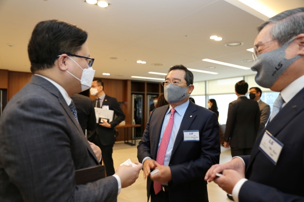 구자열 LS그룹 회장(가운데)이 22일 LS용산타워에서 크리스찬 데 헤수스 주한 필리핀 대사와 인사를 나누고 있다. (사진=LS그룹)