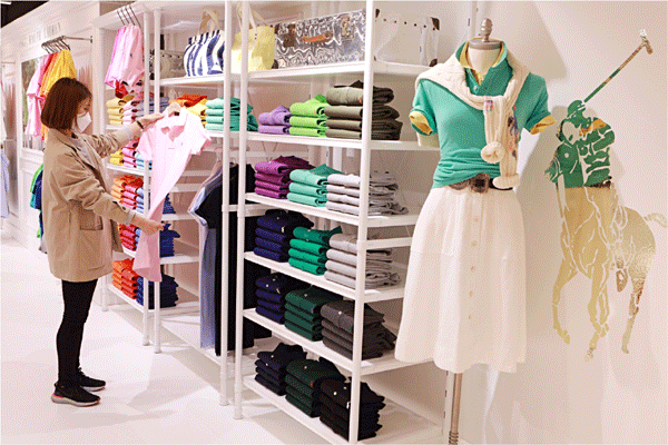 22일 서울 소공동 롯데백화점 본점 지하 1층 '폴로 캔디 컬러 샵'에서 한 여성이 폴로 랄프 로렌 상품을 살펴보고 있다. (사진=롯데백화점) 