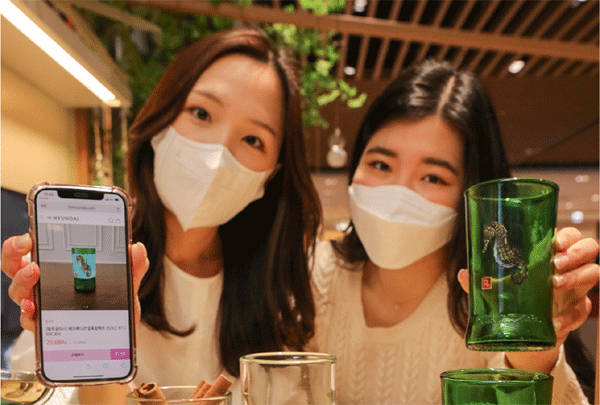 22일 오전 경기 성남시 백현동 현대백화점 판교점 7층 에스컬레이터 옆 그린프렌즈 쇼룸에서 직원들이 친환경·윤리적 브랜드의 상품을 소개하고 있다. (사진=현대백화점) 