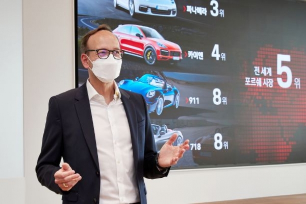 홀가 게이만 포르쉐코리아 대표가 22일 강남구 파르나스 타워에 위치한 새로운 포르쉐코리아 오피스에서 '2021 오픈 하우스 미디어 데이'에서 경영 성과 및 2021년 브랜드 성장 전략 발표하고 있다. (사진= 포르쉐코리아)