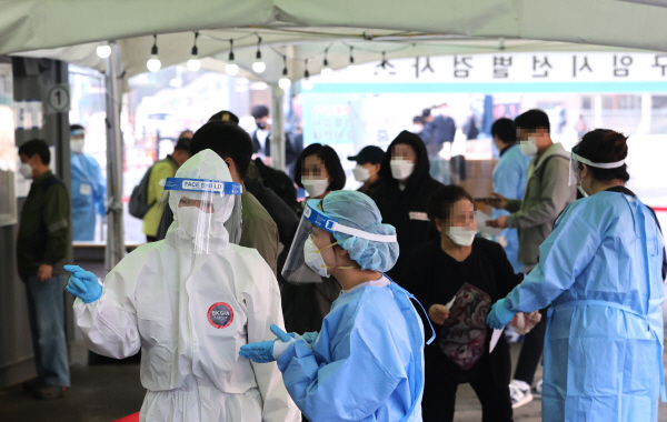 신종 코로나바이러스 감염증(코로나19) 신규 확진자 수가 668명을 기록한 7일 오전 서울역 코로나19 임시선별검사소에서 의료진이 대화를 나누고 있다.(사진=연합뉴스)