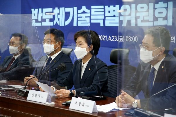 더불어민주당 양향자 반도체기술특위원장(오른쪽 두번째)이 23일 서울 여의도 국회 의원회관에서 열린 반도체기술특별위원회 출범식 및 1차회의에서 발언하고 있다. (사진=연합뉴스)