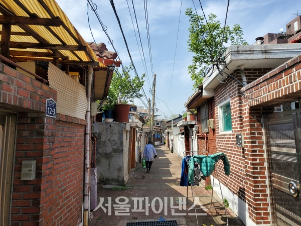 장위11구역 일대. 차 한대가 지나다닐 수 없는 골목의 모습. (사진=이서영 기자)