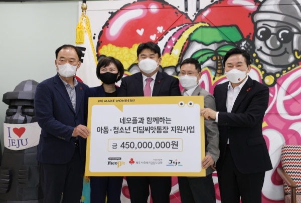 (왼쪽부터) 김남식 제주사회복지공동모금회 회장, 심정미 제주사회복지공동모금회 사무처장, 노정환 네오플 대표, 정일영 네오플 이사, 원희룡 제주도지사가 기념사진을 촬영하고 있다. (사진=네오플)