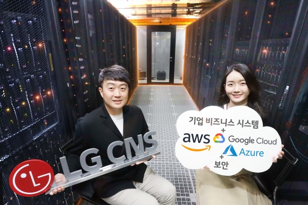 LG CNS 직원이 상암 데이터센터에서 '클라우드엑스퍼 프로옵스' 서비스를 소개하고 있다. (사진=LG CNS)