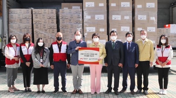 박현민 희망브리지 전국재해구호협회 구호팀장(왼쪽 다섯번째)과 강은희 대구교육감이 26일 오후 대구 수성구 대구시교육청에서 열린 방역물품 전달식에서 기념촬영을 하고 있다. (사진=희망브리지 전국재해구호협회)
