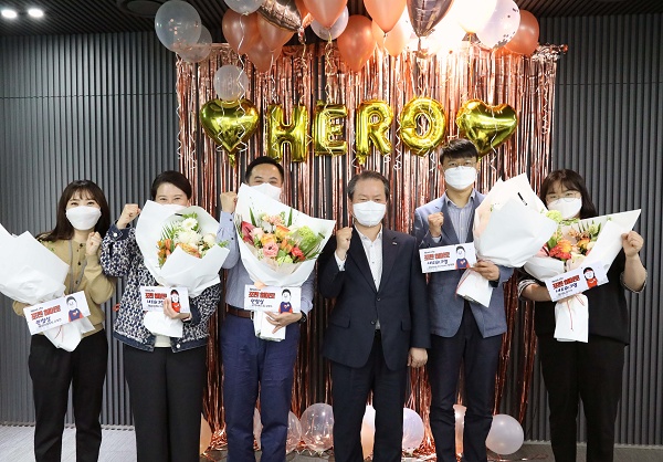 성대규 신한생명 사장(오른쪽 세번째)과 포텐 히어로 수상자들이 지난 21일 신한L타워에서 기념촬영을 하고 있다. (사진=신한생명)