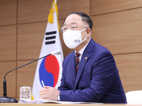 홍남기 국무총리 직무대행이 27일 오후 세종시 정부세종청사에서 열린 기자간담회에서 1/4분기 국내총생산(GDP) 및 경기상황, 부동산 정책, 코로나 방역 관련, 총리 직무대행의 소임과 평가 등과 관련해 발언하고 있다. (사진=연합뉴스)